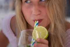 Portrait Foto aufgenommen in Mallorca mit einem Cocktail